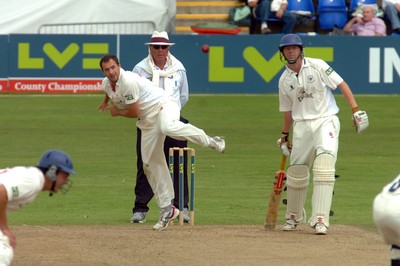 15.08.08 .. Glamorgan v Gloucestershire, LV County Championship, Swalec Stadium, Cardiff.-  Glamorgans  David Cosker bowling  