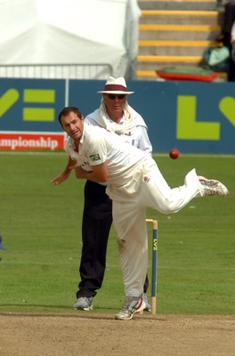 15.08.08 .. Glamorgan v Gloucestershire, LV County Championship, Swalec Stadium, Cardiff.- Glamorgans David Cosker bowling  