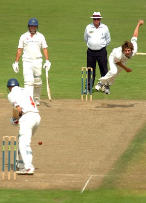 15.08.08 .. Glamorgan v Gloucestershire, LV County Championship, Swalec Stadium, Cardiff. - Oliver Newby bowling against Glamorgans David Hemp  