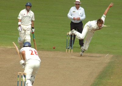 15.08.08 .. Glamorgan v Gloucestershire, LV County Championship, Swalec Stadium, Cardiff.- Gloucestershires Oliver Newby bowling against Glamorgans Gareth Rees  