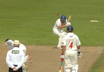 15.08.08 .. Glamorgan v Gloucestershire, LV County Championship, Swalec Stadium, Cardiff. Glamorgans Gareth Rees takes avoiding action from Gloucesters John Lewis' bowling 