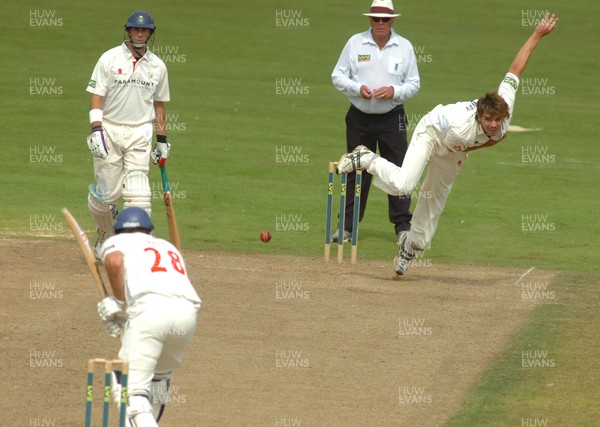 15.08.08 .. Glamorgan v Gloucestershire, LV County Championship, Swalec Stadium, Cardiff.- Gloucestershires Oliver Newby bowling against Glamorgans Gareth Rees  