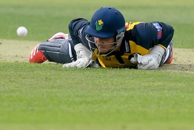 050825 - Glamorgan v Hampshire - Metro Bank One Day Cup - Alex Horton of Glamorgan just misses the catch