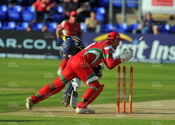 08.06.10 - Glamorgan Dragons V Hampshire Royals, Friends Provident Twenty20. Glamorgan keeper takes the bails of Hampshires  Jimmy Adams. 