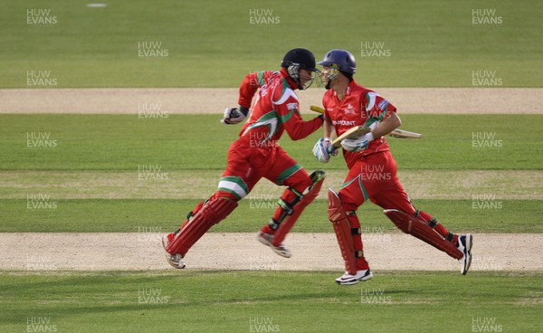 08.06.10.. Glamorgan Dragons v Hampshire Royals, Friends Provident Twenty20 -  Glamorgan's Jamie Dalrymple and Jim Allenby add to Glamorgans run total 