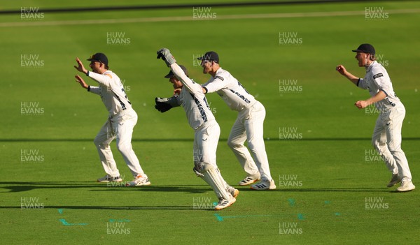 270826 - Glamorgan v Hampshire, Rothesay County Championship Division 1 - Hampshire fielders celebrate as Kyle Abbott of Hampshire dismisses Sean Dickson of Glamorgan