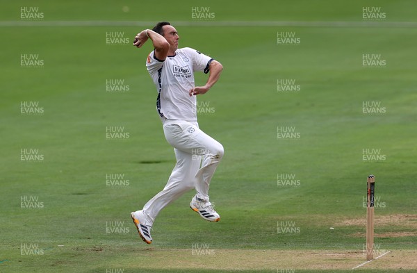 280826 - Glamorgan v Hampshire, Rothesay County Championship Division 1 - Kyle Abbott of Glamorgan bowling