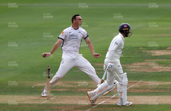 280826 - Glamorgan v Hampshire, Rothesay County Championship Division 1 - Kyle Abbott of Glamorgan bowling