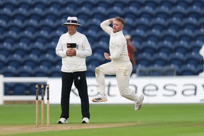 300826 Glamorgan v Hampshire, Rothesay County Championship Division 1 - Mason Crane of Glamorgan bowls
