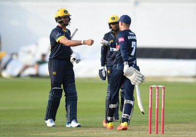 160621 - Glamorgan v Kent - T20 Vitality Blast - James Weighell of Glamorgan and Prim Sisodiya of Glamorgan look dejected with Sam Billings of Kent