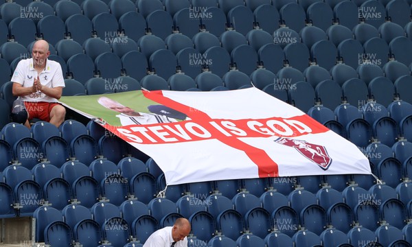 040822 - Glamorgan v Kent Spitfires - Royal London One Day Cup - Darren Stevens of Kent flag in the crowd