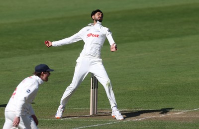 050425 - Glamorgan v Leicestershire - Rothesay County Championship Division 2 - Shoaib Bashir of Glamorgan bowling
