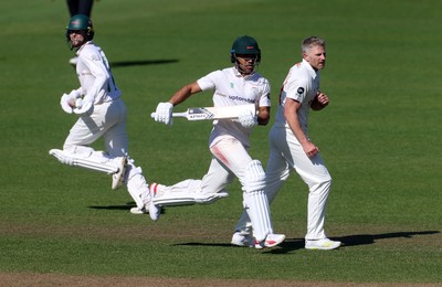 050425 - Glamorgan v Leicestershire - Rothesay County Championship Division 2 - Ben Mike of Leicestershire batting