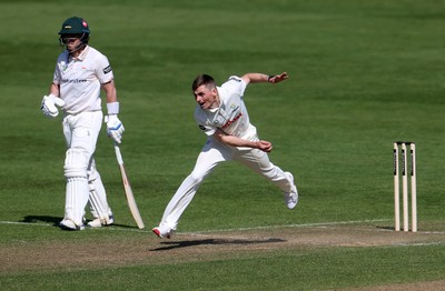050425 - Glamorgan v Leicestershire - Rothesay County Championship Division 2 - Andy Gorvin of Glamorgan batting