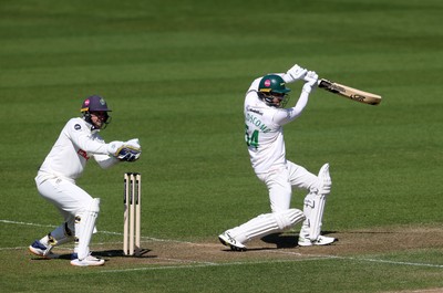 050425 - Glamorgan v Leicestershire - Rothesay County Championship Division 2 - Peter Handscomb of Leicestershire batting