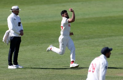050425 - Glamorgan v Leicestershire - Rothesay County Championship Division 2 - Zain ul Hassan of Glamorgan bowling