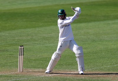 050425 - Glamorgan v Leicestershire - Rothesay County Championship Division 2 - Peter Handscomb of Leicestershire batting