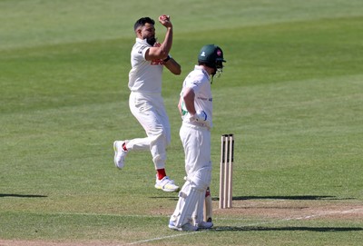050425 - Glamorgan v Leicestershire - Rothesay County Championship Division 2 - Zain ul Hassan of Glamorgan bowling