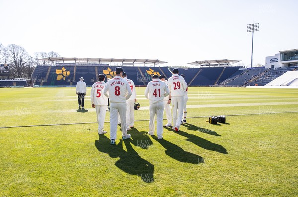 050425 - Glamorgan v Leicestershire - Rothesay County Championship Division 2 - Glamorgan walk onto the field