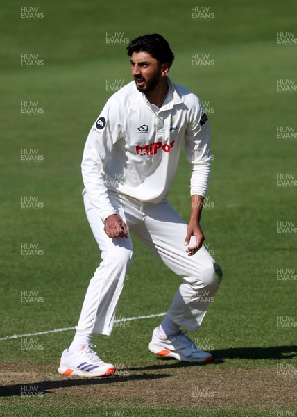 050425 - Glamorgan v Leicestershire - Rothesay County Championship Division 2 - Shoaib Bashir of Glamorgan bowling