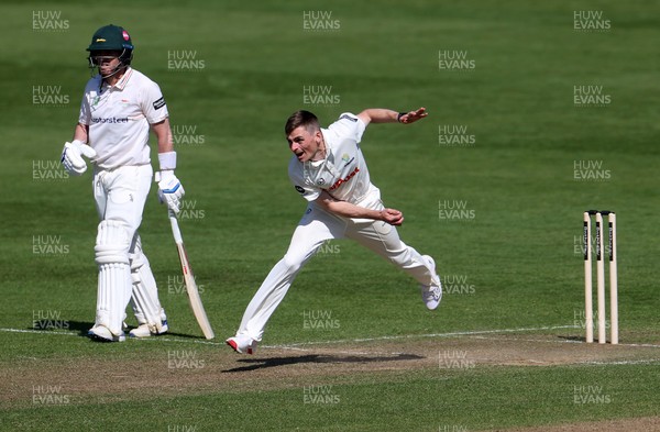 050425 - Glamorgan v Leicestershire - Rothesay County Championship Division 2 - Andy Gorvin of Glamorgan batting