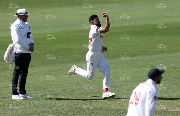 050425 - Glamorgan v Leicestershire - Rothesay County Championship Division 2 - Zain ul Hassan of Glamorgan bowling
