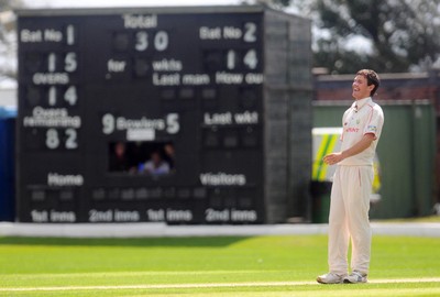 21.07.10. LV= County Championship Cricket, Division 2, Glamorgan v Leicestershire. Glamorgan bowler James Harries. 