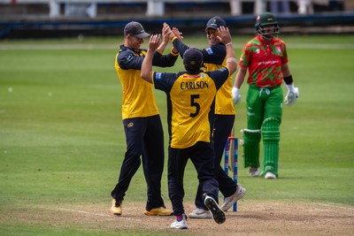 260825 - Glamorgan v Leicestershire - Metro Bank One Day Cup - Henry Hurle of Glamorgan CCC  celebrates with his teammates after running out Peter Hanscombe of Leicestershire CCC