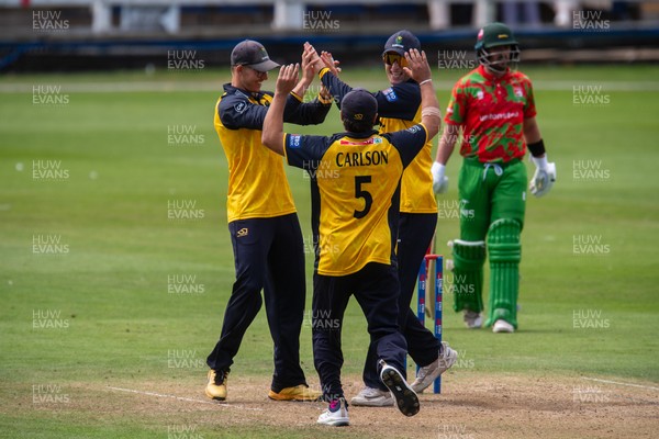 260825 - Glamorgan v Leicestershire - Metro Bank One Day Cup - Henry Hurle of Glamorgan CCC  celebrates with his teammates after running out Peter Hanscombe of Leicestershire CCC