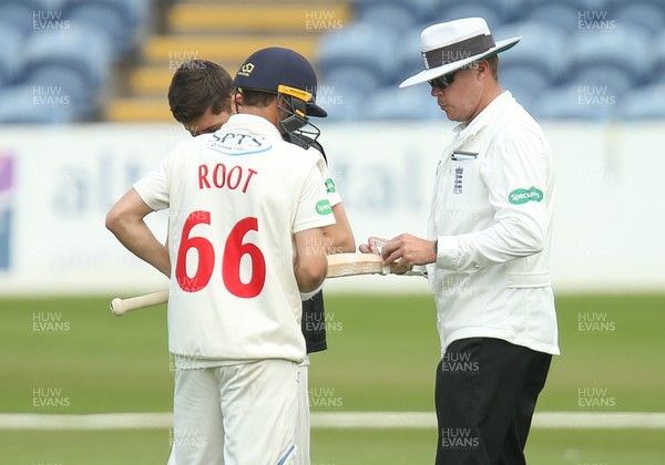 140719 - Glamorgan v Middlesex, Specsavers County Championship Division 2 - Billy Root of Glamorgan has his bat checked by the umpire after adding tape
