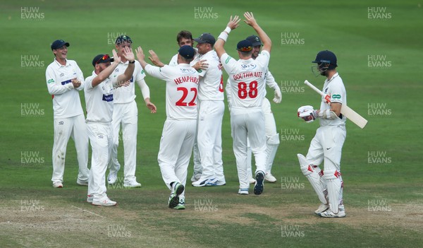 140719 - Glamorgan v Middlesex, Specsavers County Championship Division 2 - Glamorgan players celebrate after Charlie Hemphrey of Glamorgan catches Stevie Eskinazi of Middlesex off the bowling of Lukas Carey of Glamorgan