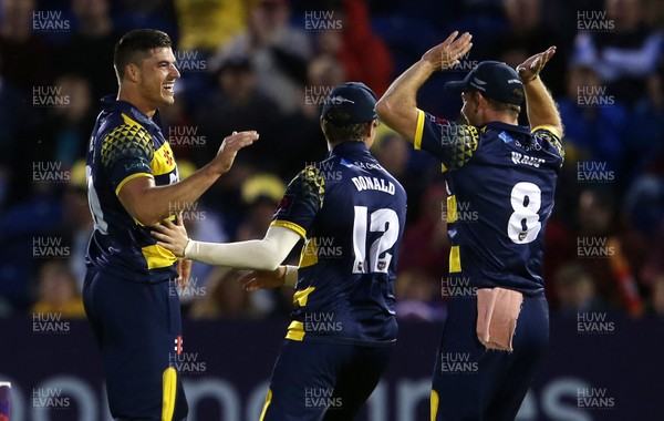 180817 - Glamorgan v Middlesex - Natwest T20 Blast - Marchant de Lange of Glamorgan celebrates with team mates after Eoin Morgan is caught by Colin Ingram