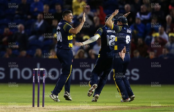 180817 - Glamorgan v Middlesex - Natwest T20 Blast - Marchant de Lange of Glamorgan celebrates with team mates after Eoin Morgan is caught by Colin Ingram