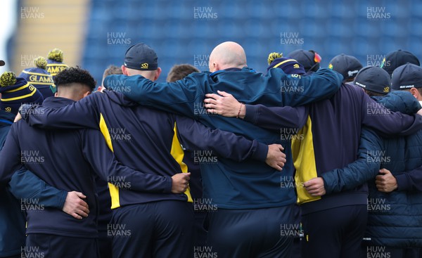 220422 - Glamorgan v Middlesex, LV= County Championship Division 2  - Glamorgan squad huddle up during warm up ahead of the match