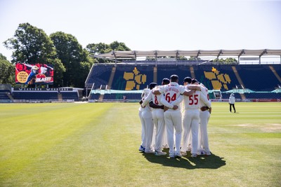 160525 - Glamorgan v Northamptonshire - Rothesay County Championship, Division Two - Glamorgan team huddle
