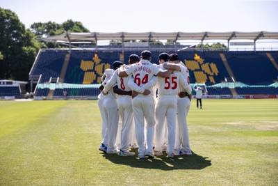 160525 - Glamorgan v Northamptonshire - Rothesay County Championship, Division Two - Glamorgan team huddle