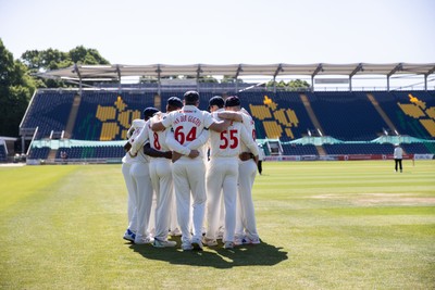 160525 - Glamorgan v Northamptonshire - Rothesay County Championship, Division Two - Glamorgan team huddle