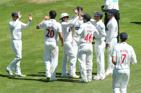 270618 - Glamorgan v Northamptonshire, Specsavers County Championship Div 2 - Glamorgan players celebrate after Ben Duckett of Northamptonshire is caught by Owen Morgan of Glamorgan