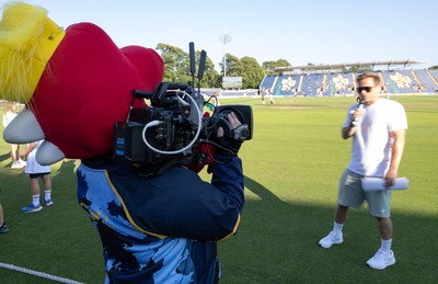 080726 - Glamorgan v Northamptonshire Steelbacks, Vitality Blast Men - Morgan the Glamorgan mascot debuts as camera operator for the pre match build up