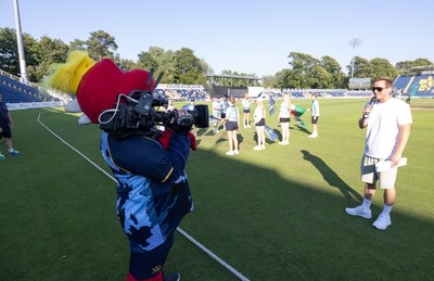 080726 - Glamorgan v Northamptonshire Steelbacks, Vitality Blast Men - Morgan the Glamorgan mascot debuts as camera operator for the pre match build up