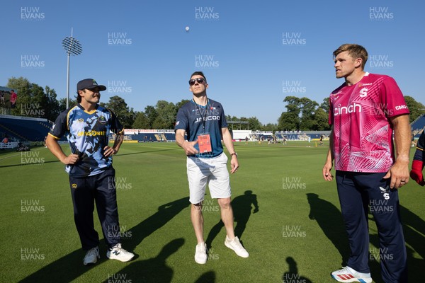 080726 - Glamorgan v Northamptonshire Steelbacks, Vitality Blast Men - Coin toss ahead of the match