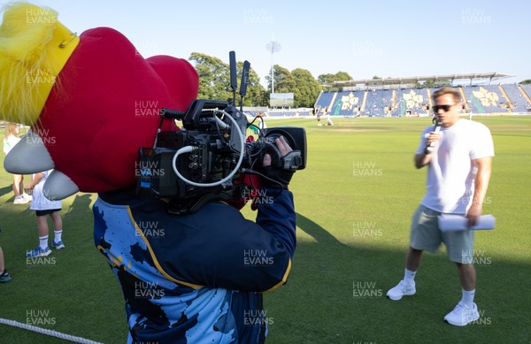 080726 - Glamorgan v Northamptonshire Steelbacks, Vitality Blast Men - Morgan the Glamorgan mascot debuts as camera operator for the pre match build up