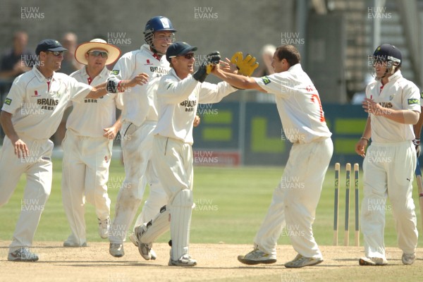 08.06.07 - Glamorgan v Nottinghamshire -  Glamorgan's Mark Wallace (L) and Dean Cosker celebrate the wicket of Stephen Fleming 