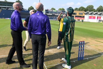 170825 - Glamorgan v Nottinghamshire - Metro Bank One Day Cup - Glamorgan Captain Kiran Carlson and Nottinghamshire Captain Haseeb Hameed at the coin toss