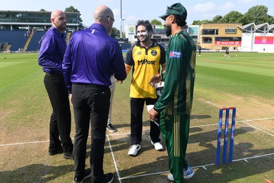 170825 - Glamorgan v Nottinghamshire - Metro Bank One Day Cup - Glamorgan Captain Kiran Carlson and Nottinghamshire Captain Haseeb Hameed at the coin toss