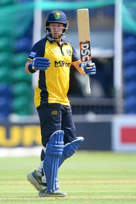 170825 - Glamorgan v Nottinghamshire - Metro Bank One Day Cup - Billy Root of Glamorgan hits 50
