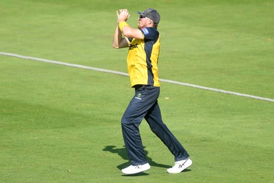 170825 - Glamorgan v Nottinghamshire - Metro Bank One Day Cup - Dan Douthwaite of Glamorgan catches the ball to dismiss Ben Slater of Nottinghamshire
