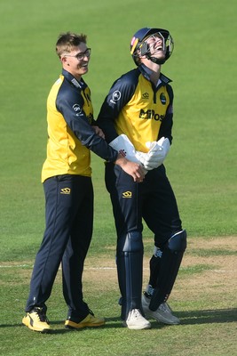 170825 - Glamorgan v Nottinghamshire - Metro Bank One Day Cup - Will Smale of Glamorgan catches the ball to dismiss Jack Haynes of Nottinghamshire from the bowling of Asa Tribe of Glamorgan