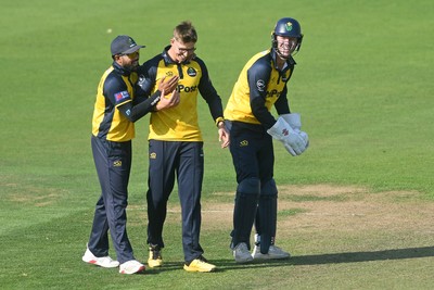 170825 - Glamorgan v Nottinghamshire - Metro Bank One Day Cup - Will Smale of Glamorgan catches the ball to dismiss Jack Haynes of Nottinghamshire from the bowling of Asa Tribe of Glamorgan