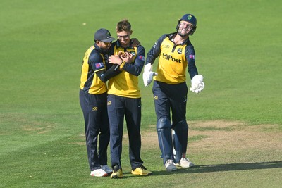 170825 - Glamorgan v Nottinghamshire - Metro Bank One Day Cup - Will Smale of Glamorgan catches the ball to dismiss Jack Haynes of Nottinghamshire from the bowling of Asa Tribe of Glamorgan